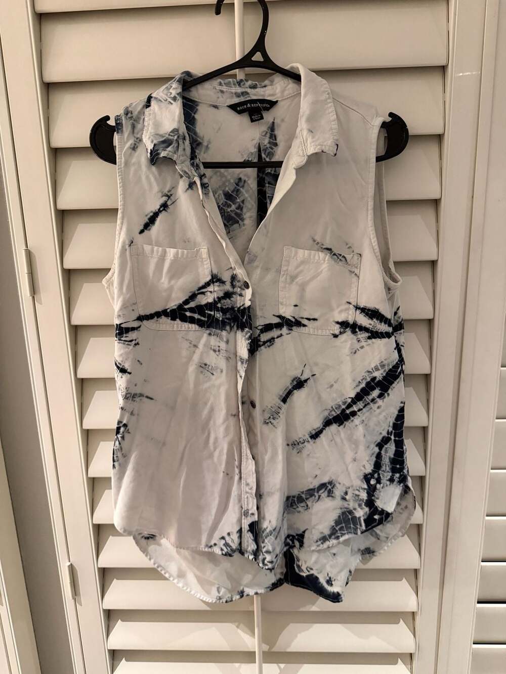 Rock & Republic Women's Blue and White Tie Dye Sleeveless Button Down Top Medium